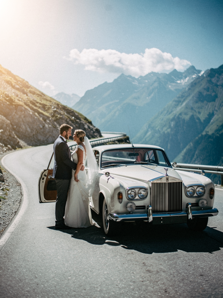 Alquiler de Coches Clásicos para Bodas: La Llegada Triunfal Perfecta